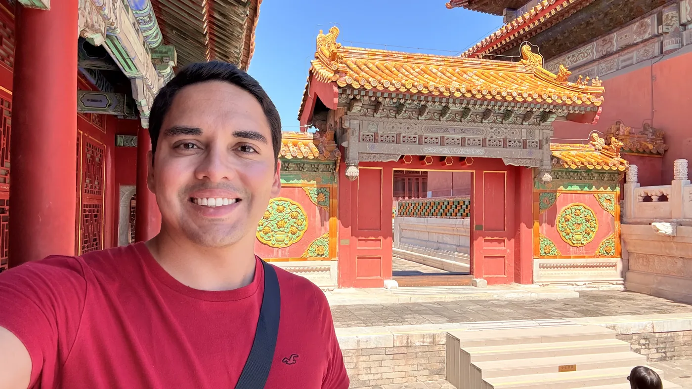 Diego diante da Cidade Proibida em Pequim, China