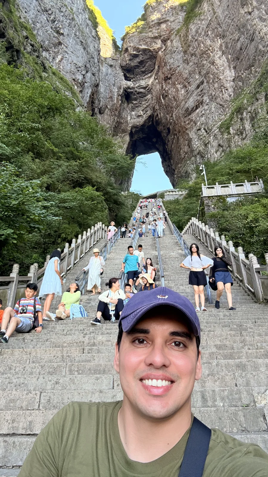 Diego na Escadaria para o Céu da Montanha Tianmen, China
