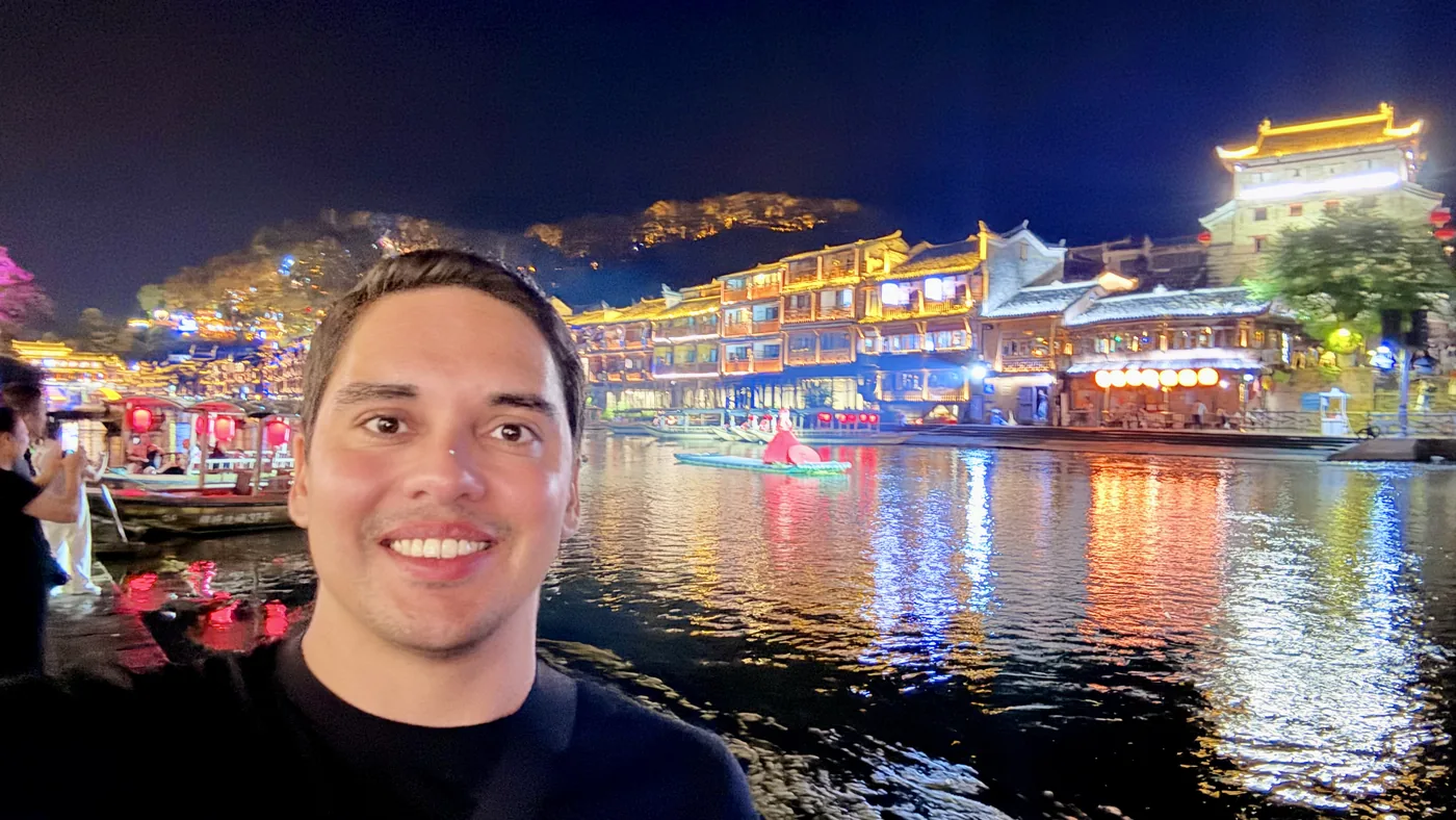 Diego em Fenghuang Ancient Town à noite, China