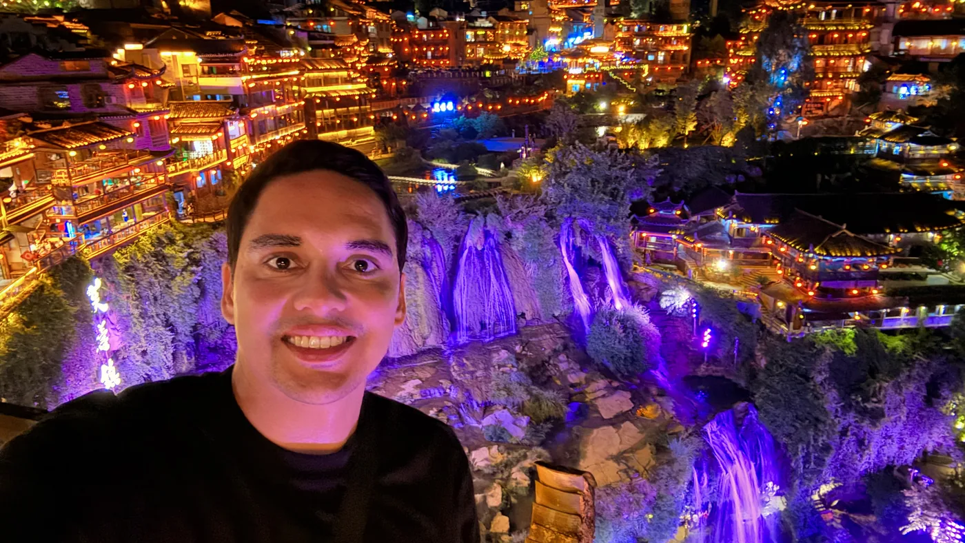 Diego em Furong Ancient Town, Hunan, China