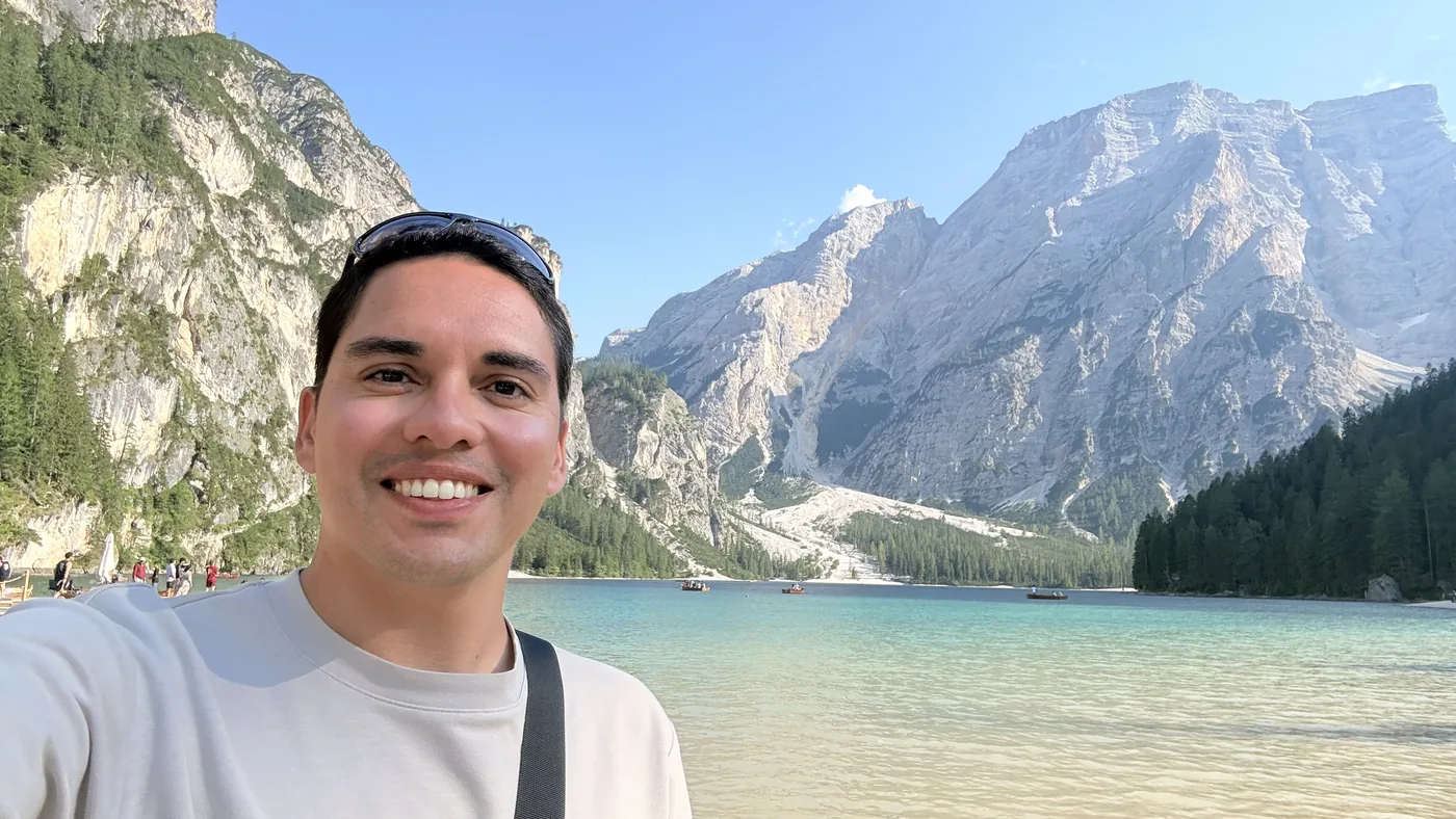Diego no Lago di Braies, nas Dolomitas, Itália