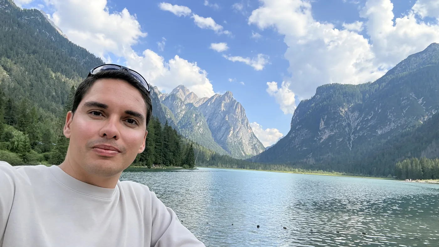 Diego no Lago di Dobbiaco, nas Dolomitas, Itália