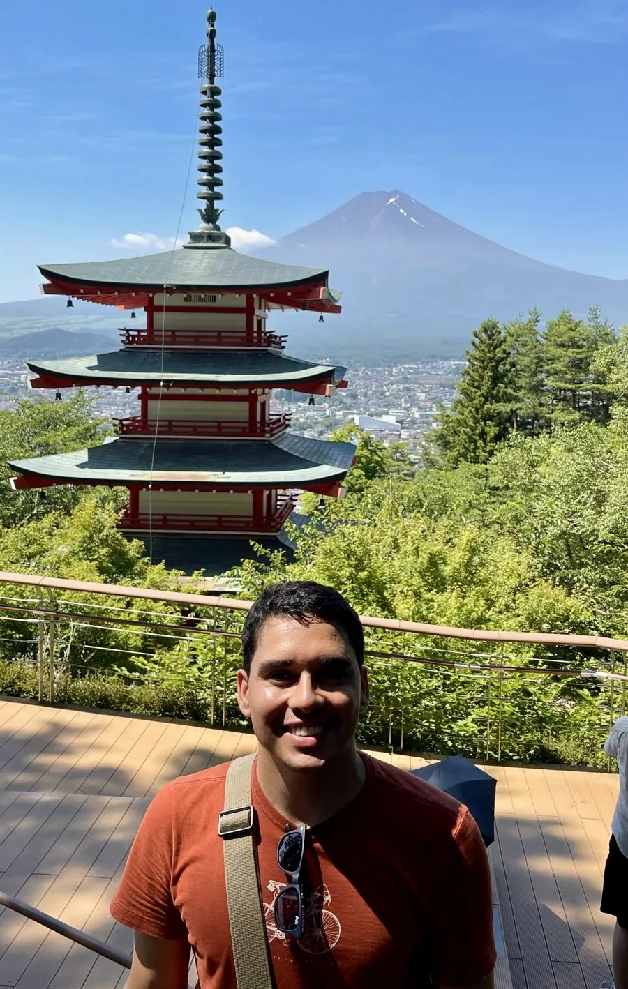 Diego com o Monte Fuji ao fundo, Japão