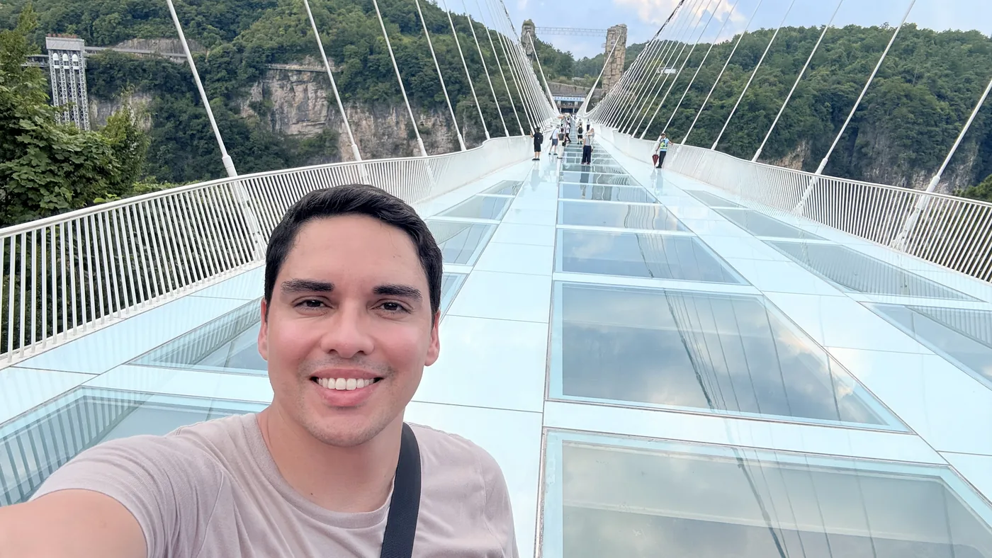 Diego na Ponte de Vidro de Zhangjiajie, China