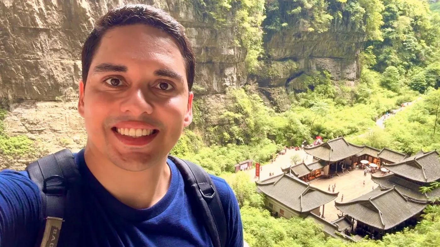 Diego nas Três Pontes Naturais de Wulong, China