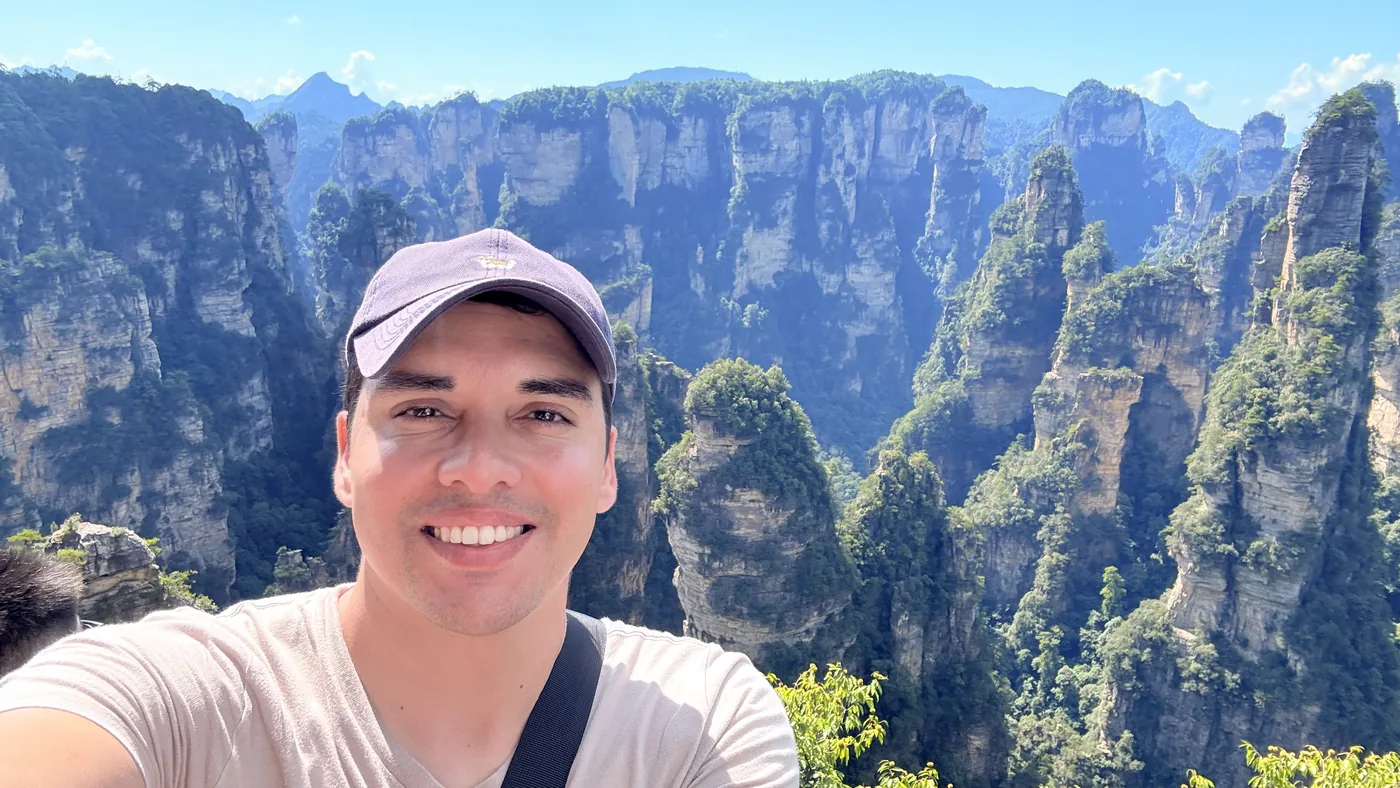 Diego nas montanhas de Zhangjiajie, China