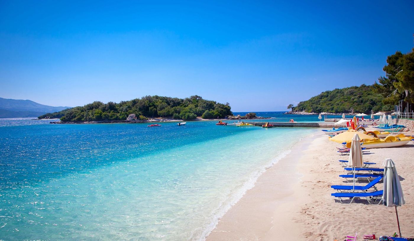 Praias de Ksamil com águas azul-turquesa e pequenas ilhas no litoral sul da Albânia