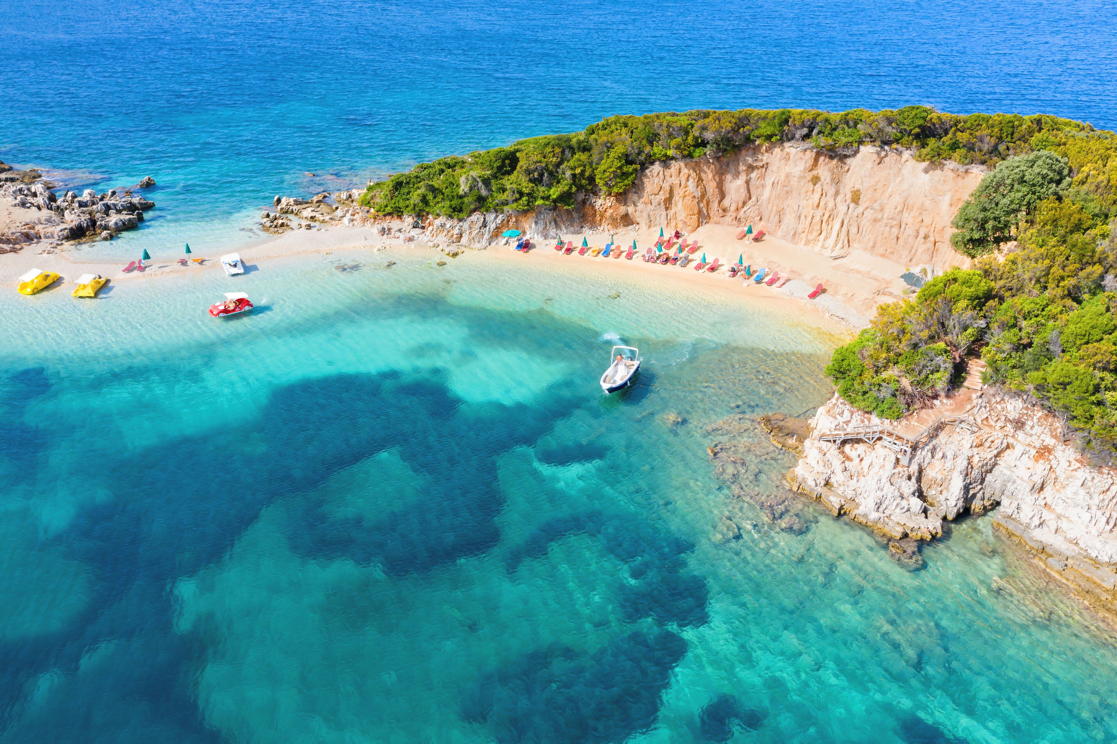 Vista das ilhas de Ksamil com mar calmo e transparente no litoral sul da Albânia