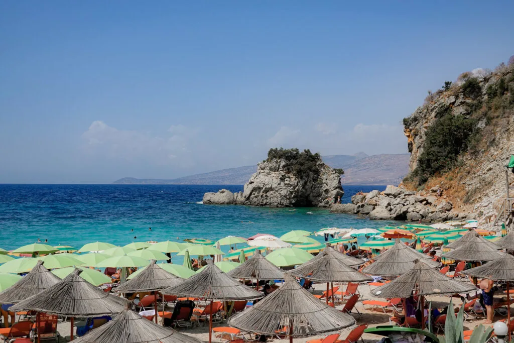 Mirror Beach próxima a Saranda com água clara no litoral sul da Albânia