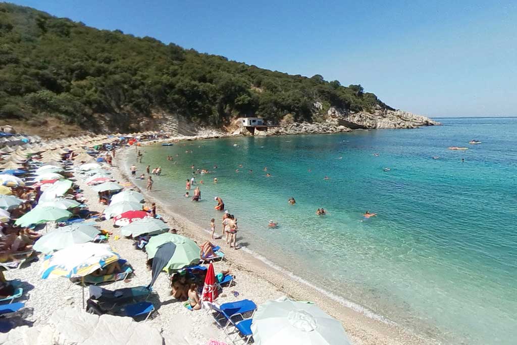 Monastery Beach próxima a Saranda com ambiente tranquilo no sul da Albânia