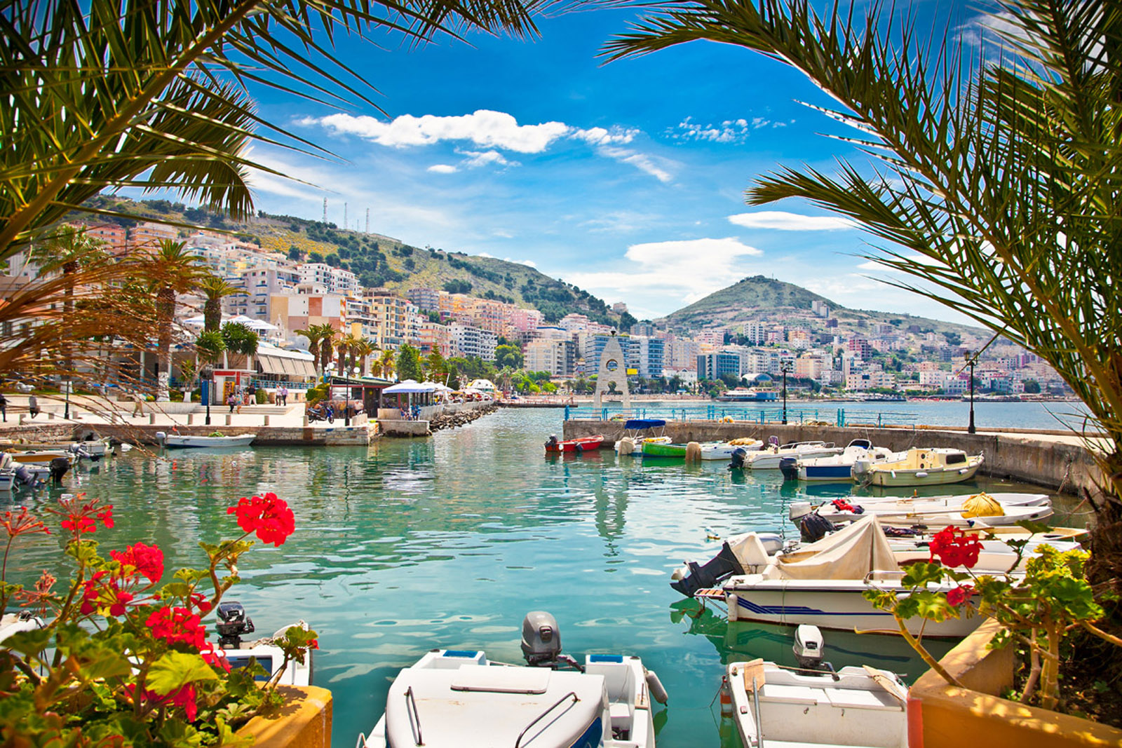 Vista do litoral sul da Albânia próximo a Saranda com mar azul e vegetação costeira