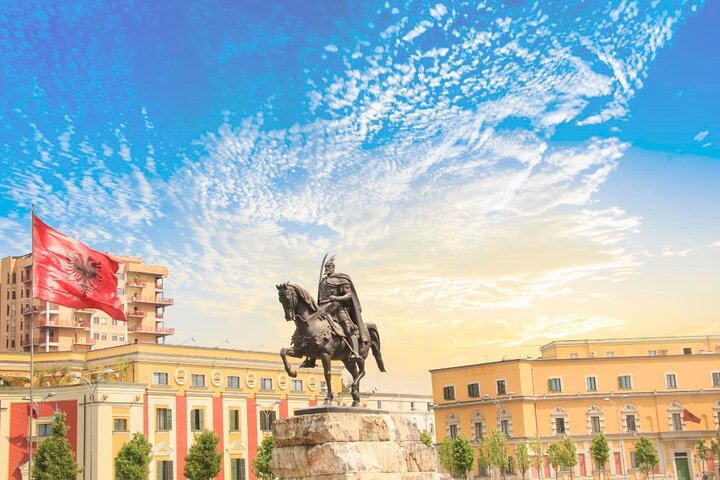 Skanderbeg Square com a estátua do herói nacional albanês no centro de Tirana, Albânia