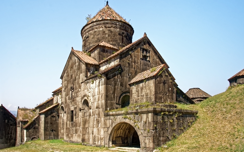 Mosteiro de Haghpat com construções de pedra medieval e vale montanhoso ao fundo, norte da Armênia