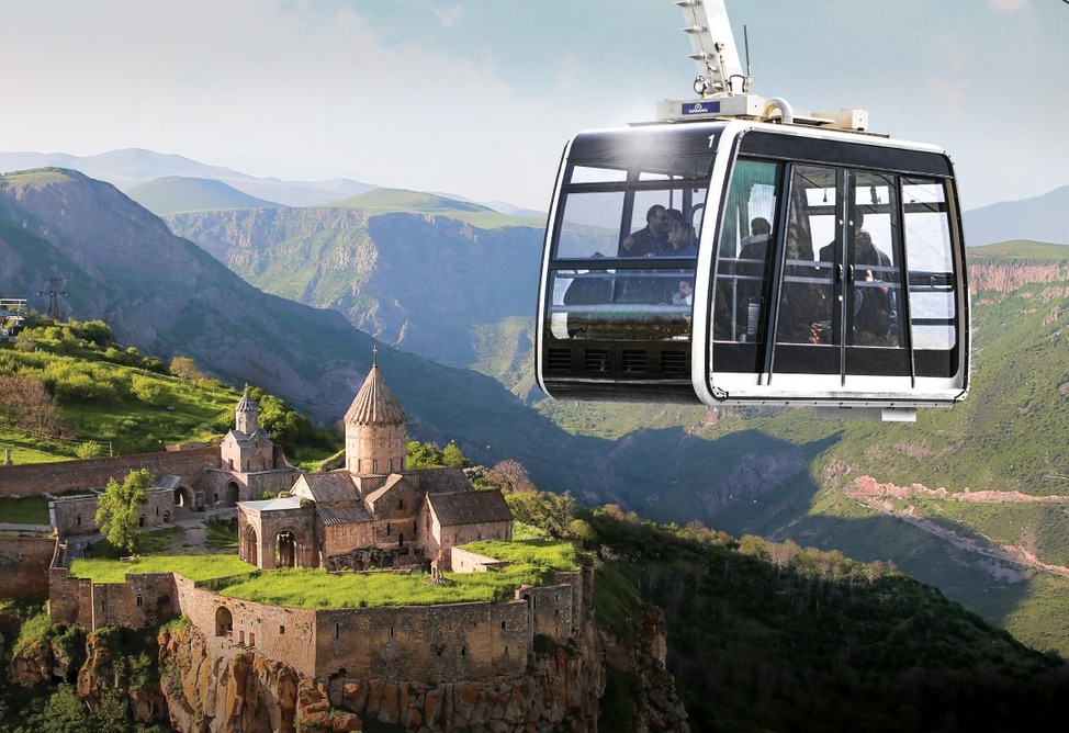 Teleférico Wings of Tatev cruzando o vale com vista para as montanhas e o desfiladeiro de Vorotan, sul da Armênia