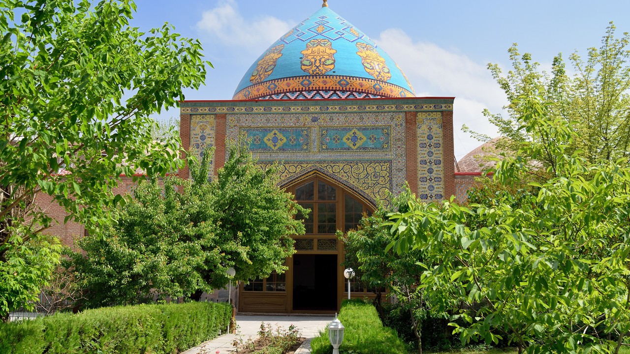 Blue Mosque com mosaicos azuis na fachada e jardim interno, centro de Yerevan, Armênia