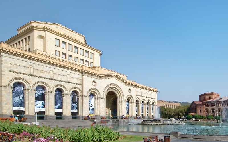 Republic Square iluminada à noite com as fontes e os edifícios governamentais ao redor, Yerevan, Armênia