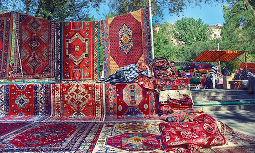 Vernissage Market com barracas coloridas de artesanato, pinturas e tapetes ao ar livre, Yerevan, Armênia