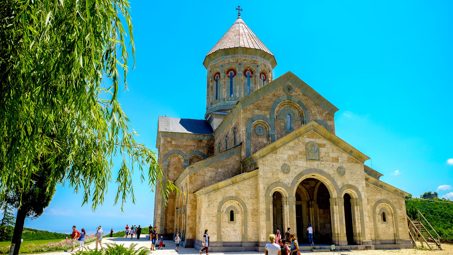 Bodbe Monastery com jardins e arquitetura religiosa medieval perto de Sighnaghi, Kakheti, Geórgia