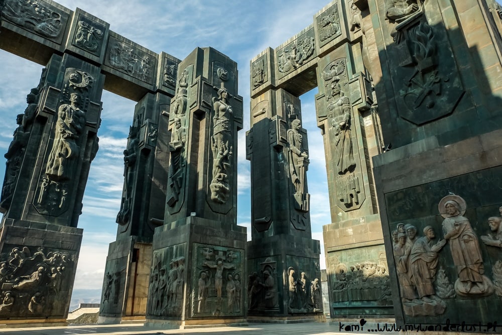 Colunas monumentais do Chronicle of Georgia com vista panorâmica nos arredores de Tbilisi, Geórgia
