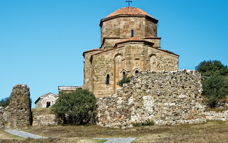 Jvari Monastery no alto da colina com vista para o encontro dos rios em Mtskheta, Geórgia
