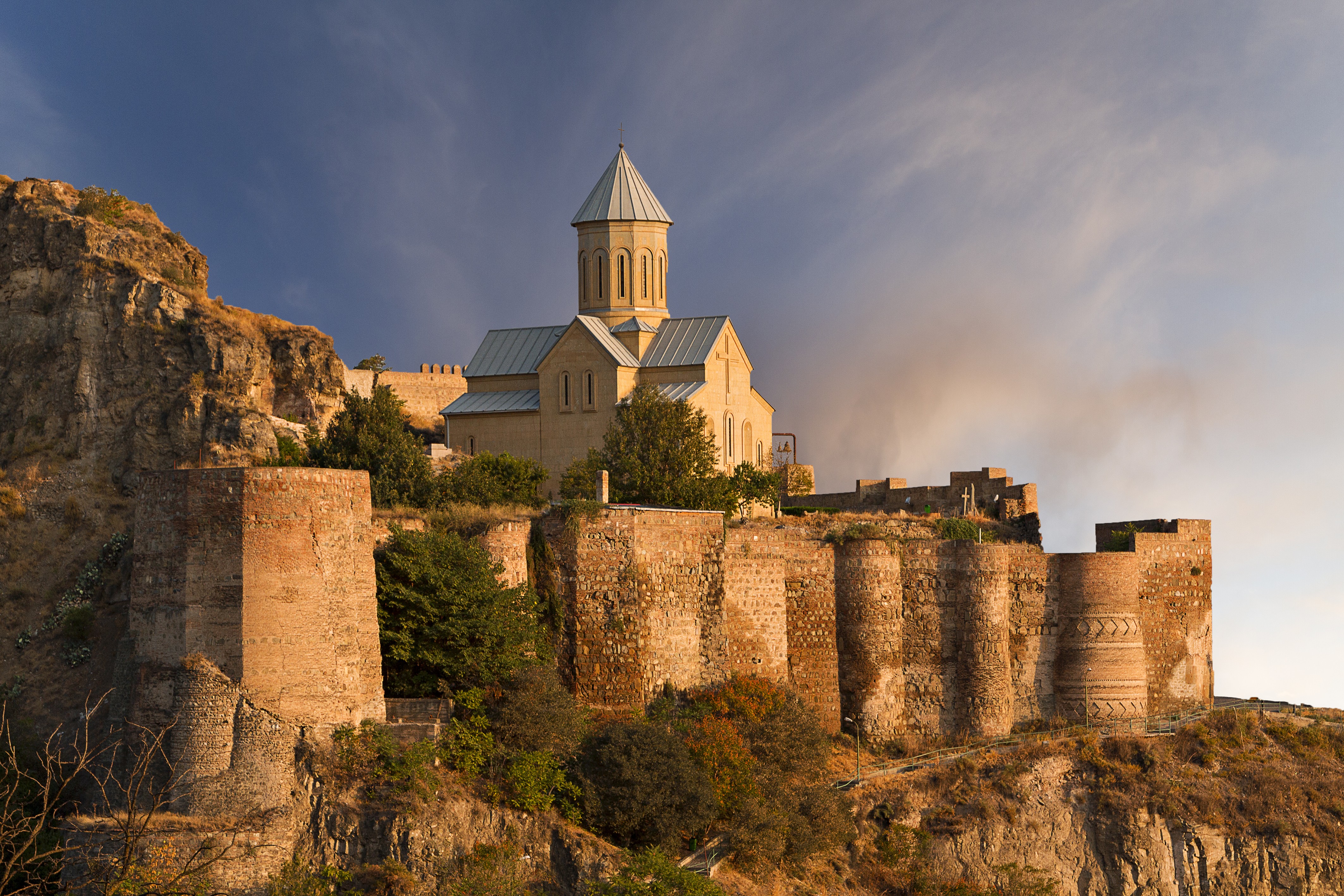 Fortaleza de Narikala no alto da colina com vista para o centro histórico de Tbilisi, Geórgia