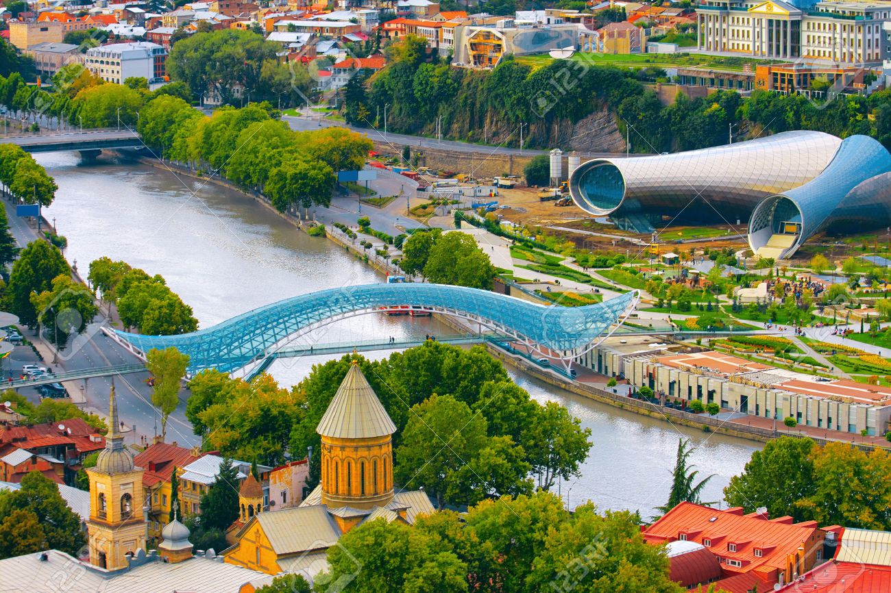 Tbilisi vista de cima com o rio Mtkvari cortando a cidade ao meio, Geórgia