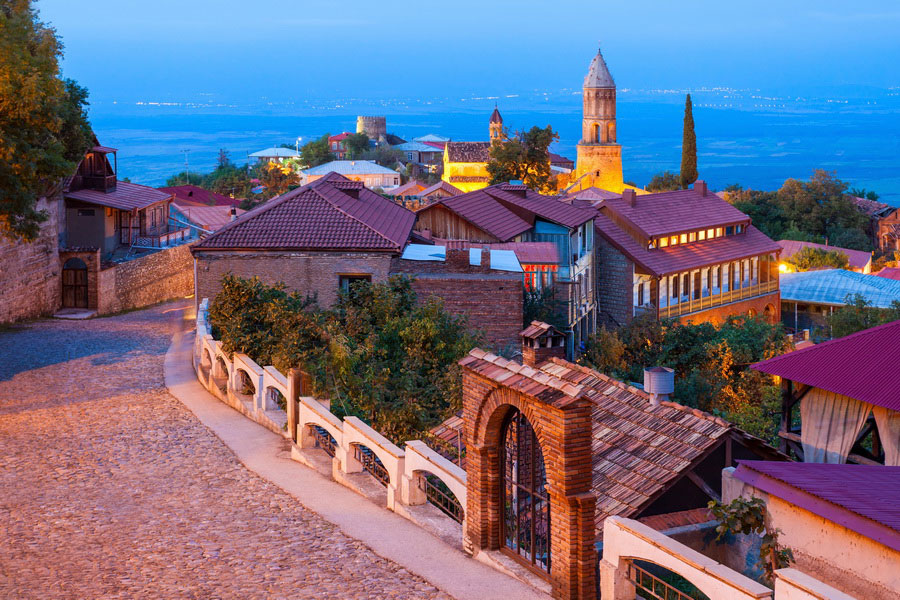 Sighnaghi com suas muralhas medievais e casas coloridas com vista para o Vale de Alazani, Kakheti, Geórgia