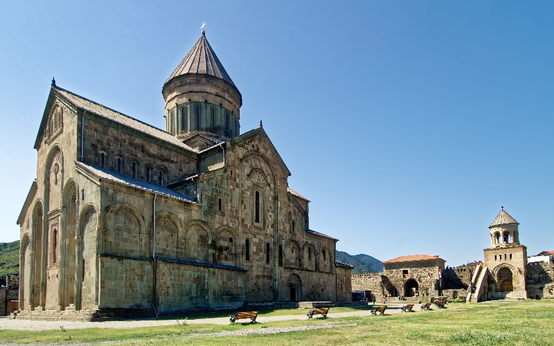 Svetitskhoveli Cathedral com suas muralhas de pedra e torres medievais no centro histórico de Mtskheta, Geórgia