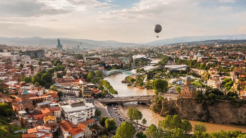 Vista panorâmica de Tbilisi com a Catedral de Sameba ao fundo, capital da Geórgia