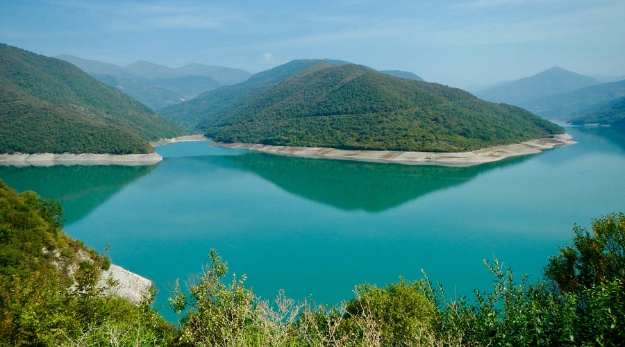 Reservatório de Zhinvali cercado por montanhas verdes na Estrada Militar Georgiana, Geórgia