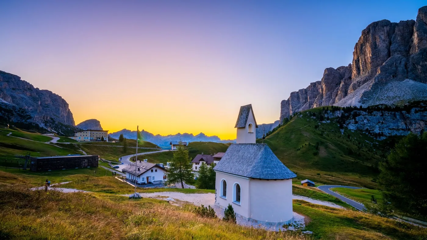 Cappella di San Maurizio ao entardecer no Passo Gardena, nas Dolomitas