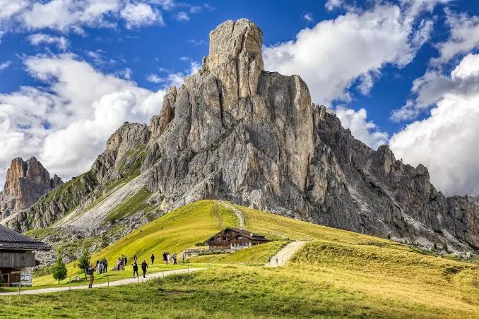 Ra Gusela e o Passo Giau nas Dolomitas, com refúgio de montanha ao fundo