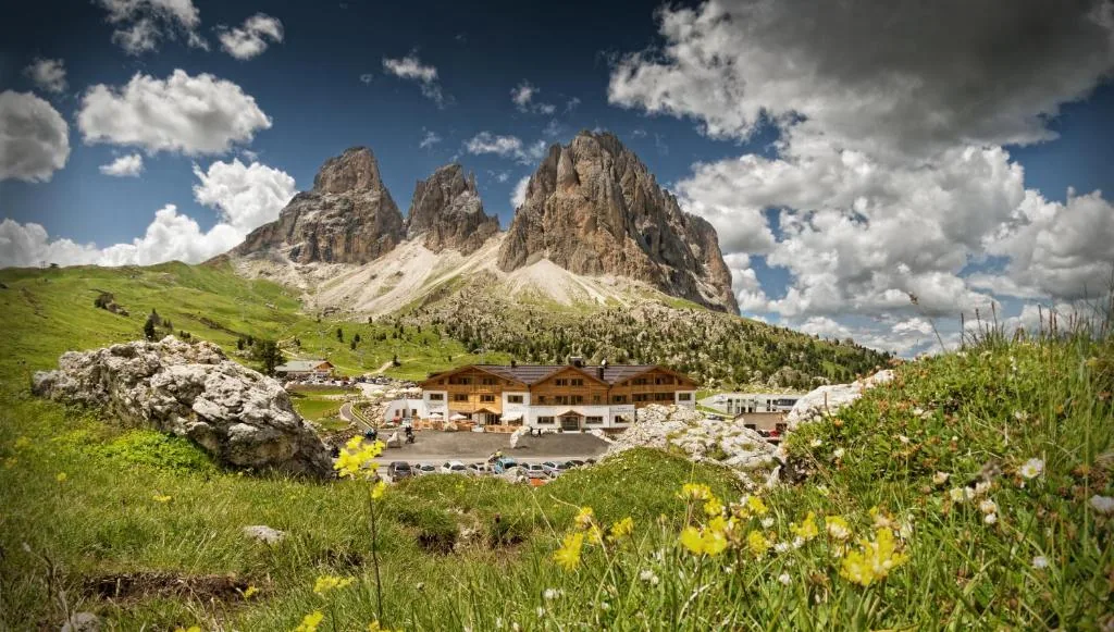 Refúgio no Passo Sella com o Sassolungo ao fundo, nas Dolomitas