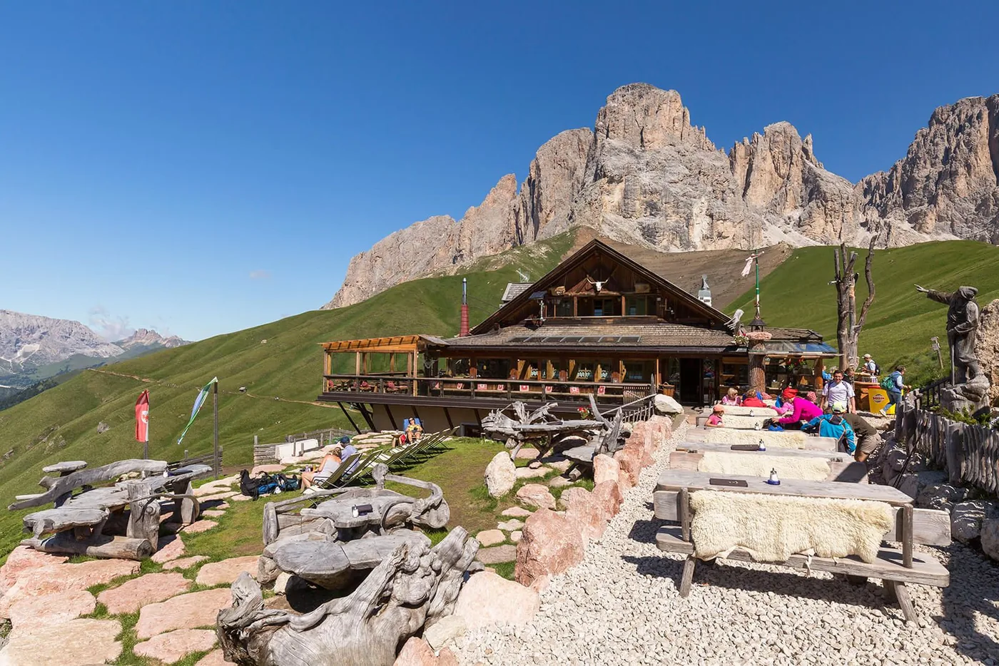 Terraço do Rifugio Friedrich August com o Sassolungo ao fundo, nas Dolomitas