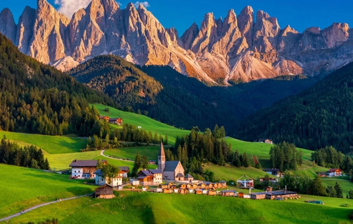 Igreja de Santa Maddalena com as montanhas Odle ao fundo, nas Dolomitas
