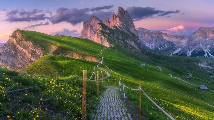 Trilha ao entardecer com vista para os picos de Seceda nas Dolomitas
