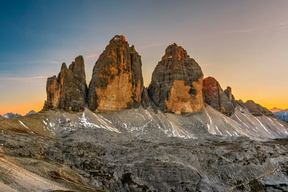 Tre Cime di Lavaredo ao entardecer nas Dolomitas