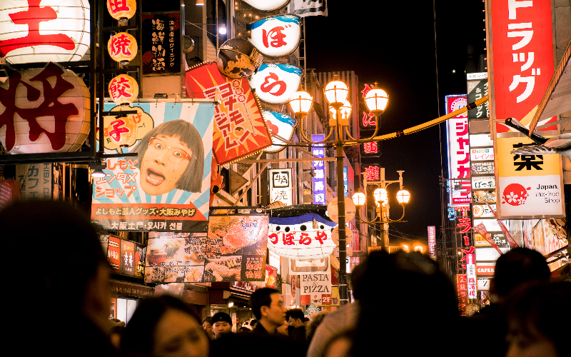 Rua Dotonbori iluminada com placas de neon à noite em Osaka, Japão