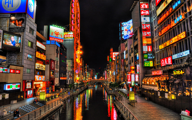 Canal e letreiros iluminados de Dotonbori em Osaka, Japão