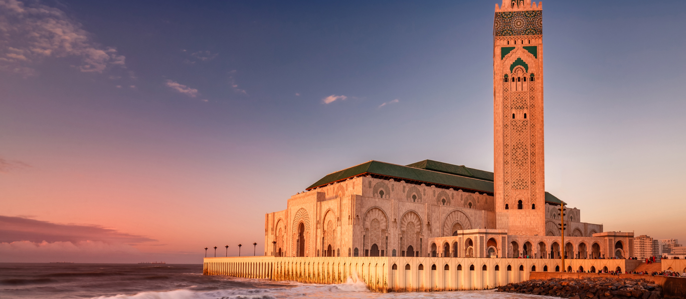 Mesquita Hassan II à beira-mar em Casablanca ao entardecer, Marrocos