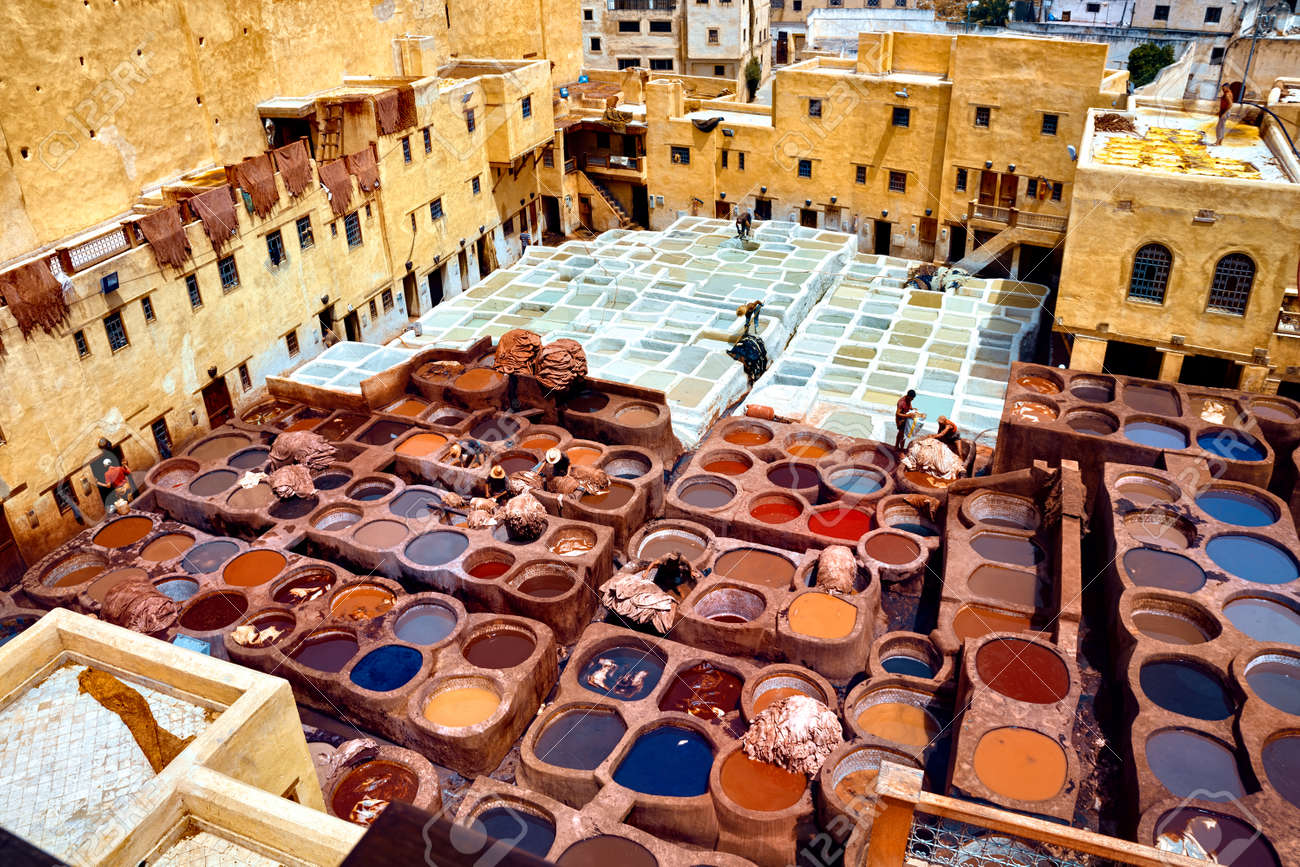 Curtumes de Fez com tanques coloridos de couro vistos do alto dos terraços, Marrocos