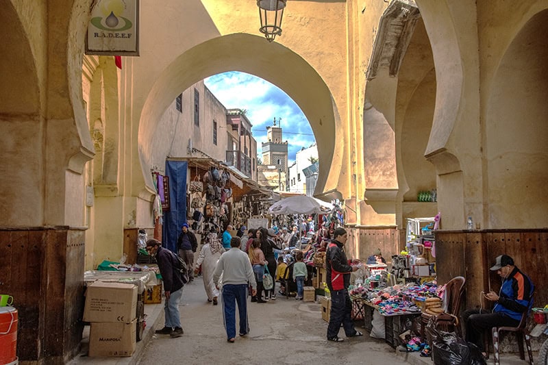 Ruelas medievais da Médina de Fez com mercados e arquitetura árabe tradicional, Marrocos