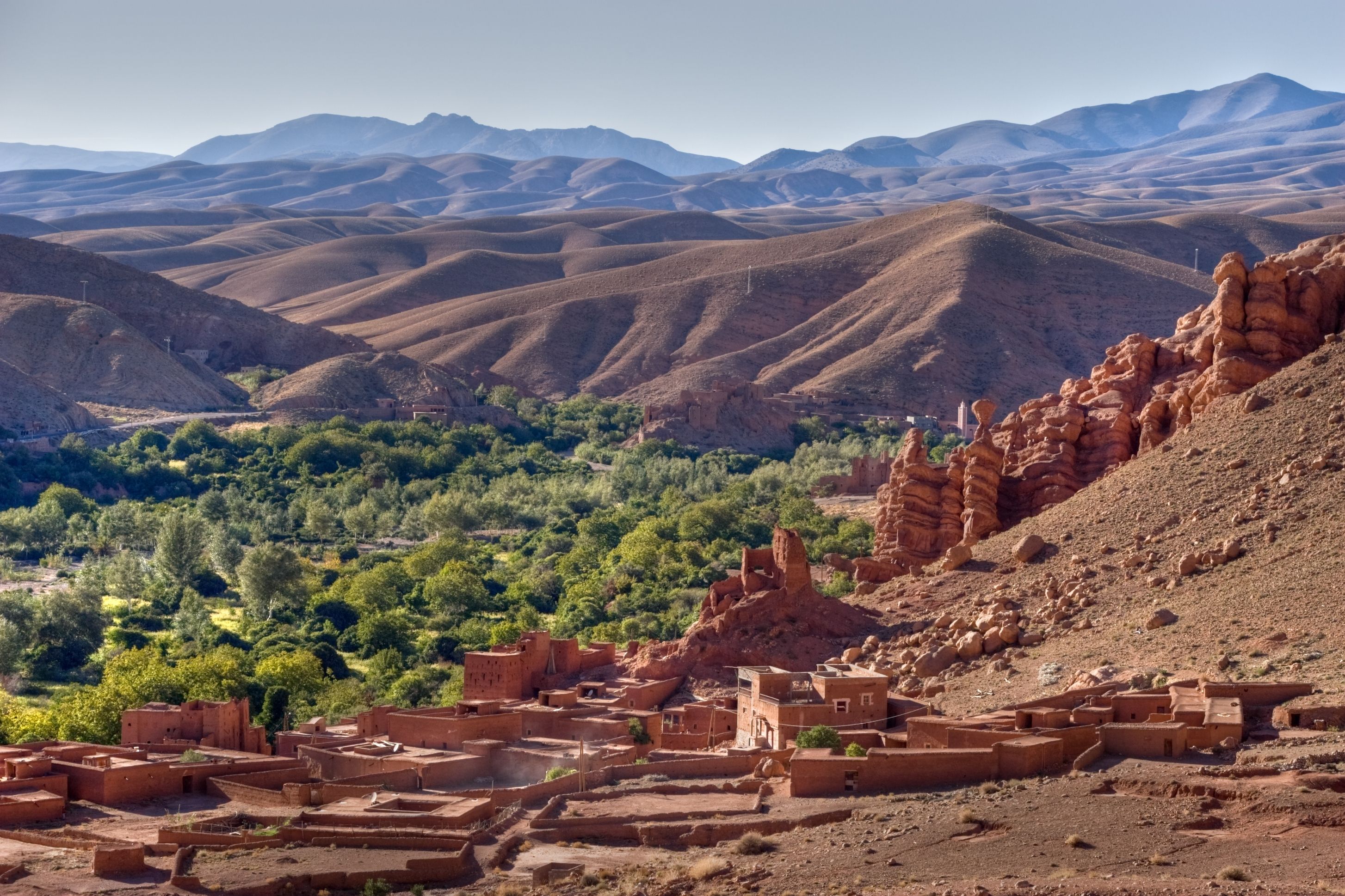 Estrada cênica pelo Vale do Dades com curvas entre montanhas e kasbahs tradicionais, sul do Marrocos