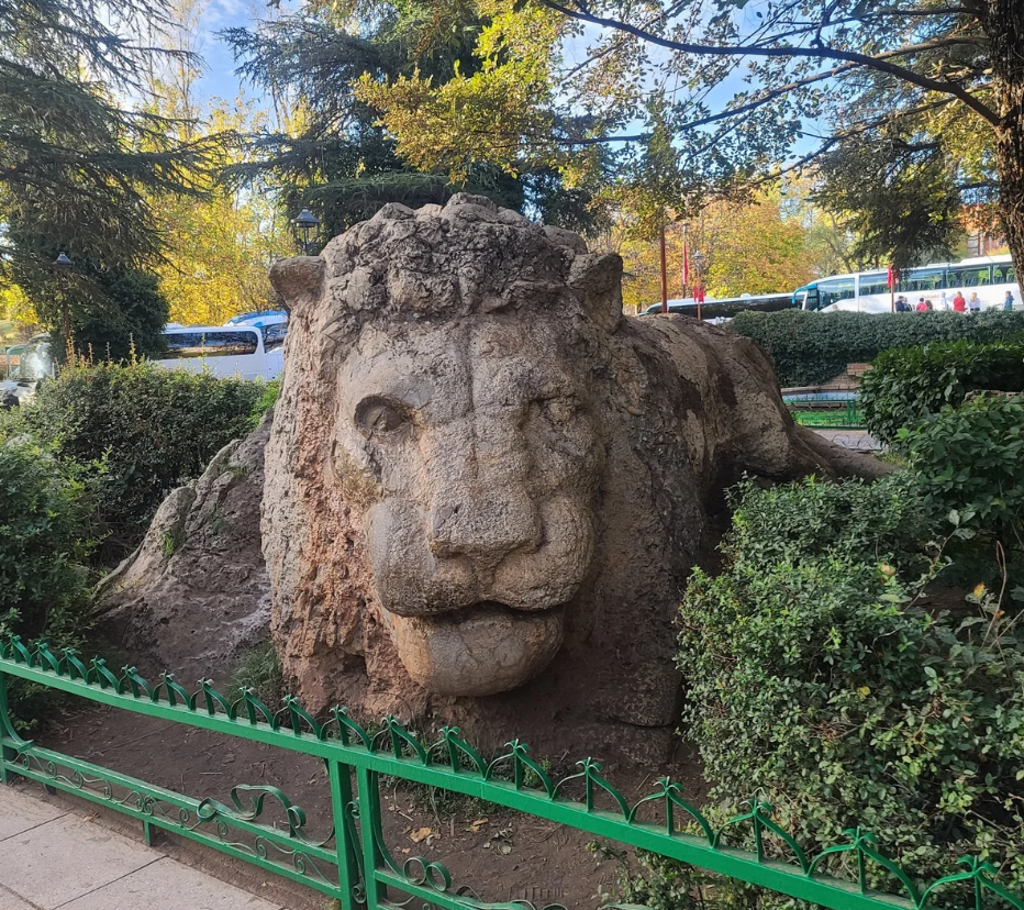 Escultura do leão de pedra no centro de Ifrane com jardins ao redor, Marrocos