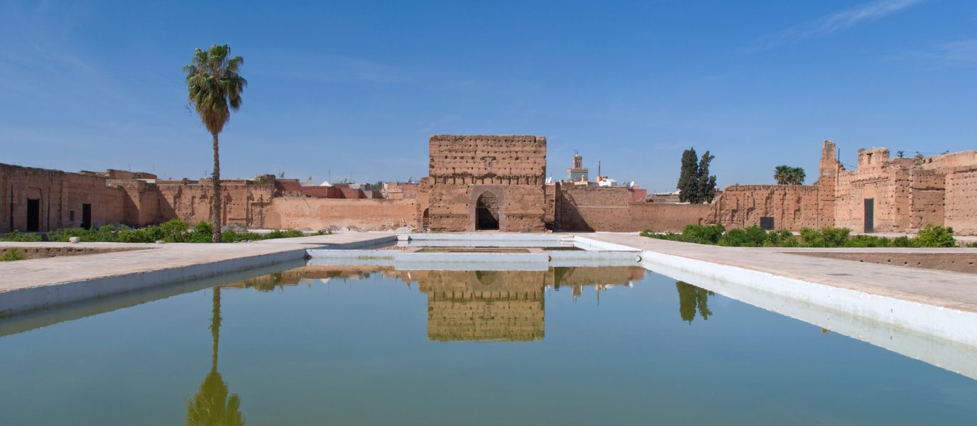 Ruínas do El Badi Palace em Marrakech com pátio amplo, piscinas e muralhas históricas, Marrocos