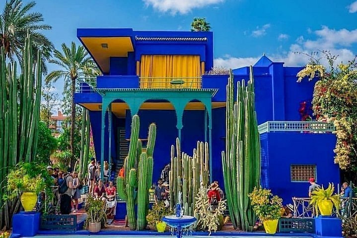 Jardim Majorelle com plantas tropicais, caminhos e a villa azul de Yves Saint Laurent, Marrakech, Marrocos