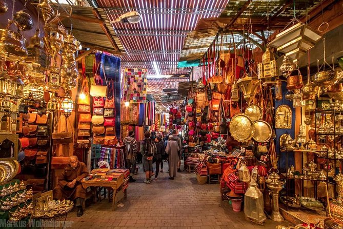 Souks de Marrakech com lanternas coloridas, tapetes e artesanato marroquino nas ruas estreitas da medina