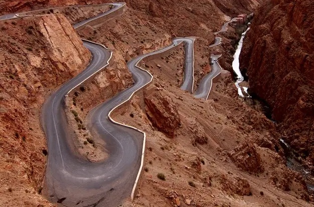 Estrada cênica atravessando o Médio Atlas com montanhas e paisagens áridas no caminho para o deserto, Marrocos
