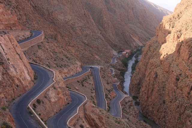 Paisagem de montanha do Médio Atlas com estrada cênica rumo ao Deserto do Saara, Marrocos