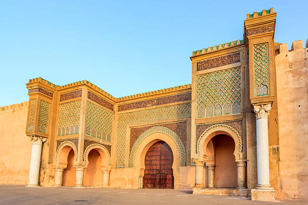 Portão monumental Bab Mansour decorado com azulejos e mosaicos em Meknès, Marrocos